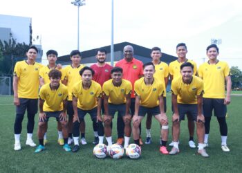 ZAINAL Abidin Hassan bersama 12 pemain yang akan menjalani latihan bersama barisan kejurulatihan pembangunan Wolverhampton Wanderers F.C.