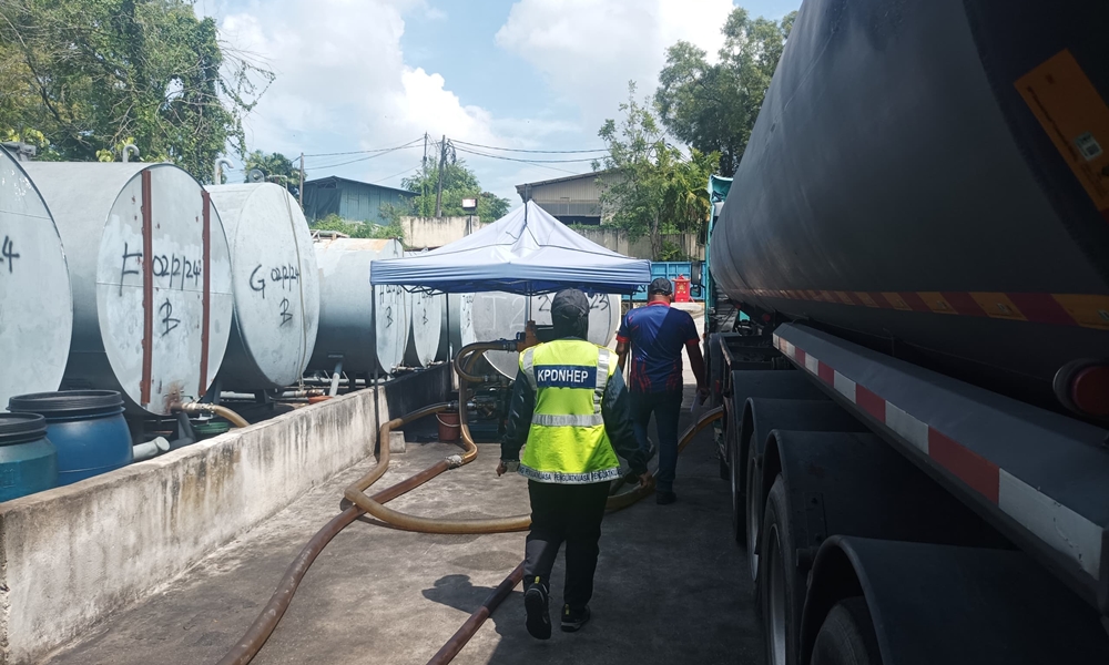 Gudang edar, pasar diesel subsidi borong digempur