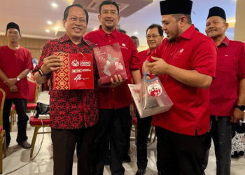 AHMAD Maslan (dua dari kiri) menerima cenderahati disampaikan oleh Fathul Bari Mat Jahya (kanan) selepas Majlis Sembang Santai di Ants Hotel Bintong, Kangar, Perlis hari ini.- UTUSAN/ASYRAF MUHAMMAD