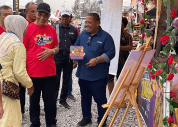 ABU Bakar Hamzah (kanan) bersama Mohd. Shukri Ramli pada Perlis Mega Food Festival
iaitu salah satu program di bawah Eyes Of Kuala Perlis di Dataran Lok 9, Kuala Perlis baru-baru ini.-UTUSAN