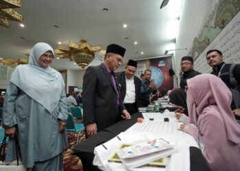 MOHD.  Na'im Mokhtar beramah mesra dengan mushaf penulis al-Quran pada Konvensyen Al-Quran Peringkat Kebangsaan Tahun 2024 di Kompleks Nasyrul Quran Putrajaya.- UTUSAN/FAISOL MUSTAFA