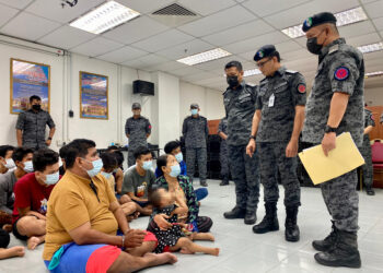 MOHD. Ridzzuan Mohd. Zain (berdiri, dua kanan) menyoal siasat lelaki yang disyaki dalang yang ditahan bersama isteri dan anak mereka pada sidang akhbar di Alor Setar.