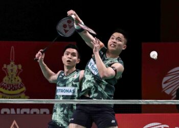 Aaron Chia-Soh Wooi Yik masih meneruskan perjuangan mara ke separuh akhir selepas membenam pasangan Indonesia, Muhammad Shohibul Fikri-Bagas Maulana pada Kejohanan Badminton All England di Arena Birmingham, England, hari ini. - UTUSAN