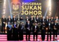 SEBAHAGIAN penerima Anugerah Sukan Johor Ke-30 di Pusat Konvensyen Antarabangsa Persada Johor, kelmarin. - UTUSAN/RAJA JAAFAR ALI