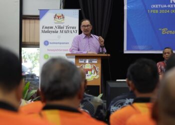 ANWAR Ibrahim berucap merasmikan Program Penggerak Madani Negeri Sembilan (Ketua-Ketua Kerajaan Negeri dan Persekutuan) di Kem Wawasan Negara, Ulu Sepri, Rembau, semalam. - UTUSAN/MOHD. SHAHJEHAN MAAMIN