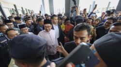 Anwar solat Jumaat di Masjid Negara