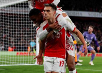 Leandro 
Trossard (depan) meraikan jaringan gol dengan rakan sepasukan di Stadium Emirates, London, semalam. Arsenal kalahkan Liverpool 3-1. – AFP