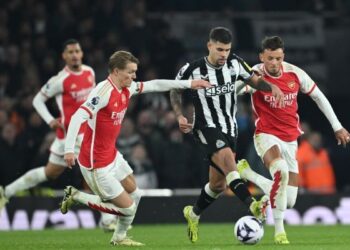 BARISAN pemain Arsenal cuba menghalang gerakan pemain Newcastle United, Bruno Guimaraes dalam perlawanan Liga Perdana Inggeris yang berlangsung di Stadium Emirates semalam. – AFP
