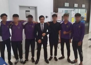 ENAM pelajar sebuah sekolah menengah di Perlis dilepaskan tanpa dibebaskan oleh Mahkamah Kanak-Kanak di Mahkamah Majistret, Kangar, Perlis hari ini.