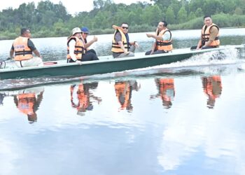 LEONG Yu Man (dua dari kiri) bersantai mengelilingi Tasik Bera untuk menikmati keindahan fenomena tasik air tawar terbesar negara itu di Bera, Pahang semalam. – UTUSAN/SALEHUDIN MAT RASAD