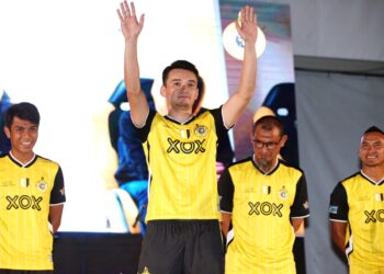 ADILET Kanybekov diperkenalkan kepada penyokong pada Majlis Pelancaran Jersi ‘Home’ Perak FC Musim 2024/2025 di Ipoh semalam. - UTUSAN/ZULFACHRI ZULKIFLI