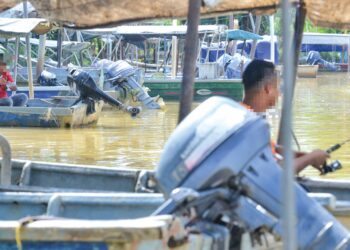 JETI Pengkalan Kempas, Linggi, Port Dickson menjadi tumpuan kaki pancing yang mahu menangkap udang galah dari Sungai Linggi. – UTUSAN/MOHD. SHAHJEHAN MAAMIN