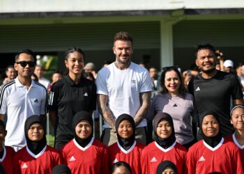 DAVID Beckham (tengah) bersama wakil Adidas, PFAM dan peserta Adidas Malaysia Girls Football Program (AMGFP) di Kelab Diraja Selangor, Bukit Kiara.