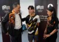 Ketua Kontinjen Malaysia ke Olimpik Paris 2024, Datuk Hamidin Mohd. Amin bertemu atlet terjun, Bertrand Rhodict di Pusat Akuatik Nasional Bukit Jalil, baru-baru ini. Turut serta timbalan ketua kontinjen, Datuk Nicol David. – UTUSAN/FAUZI BAHARUDIN
