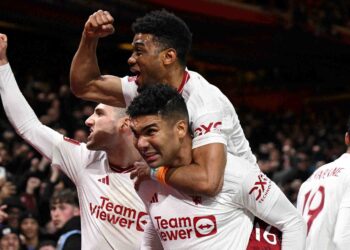 TONGGAK tengah Manchester United, Casemiro meraikan jaringan gol dengan rakan sepasukan menentang Nottingham Forest dalam saingan Piala FA di The City Ground pagi tadi. United menang 1-0. - AFP