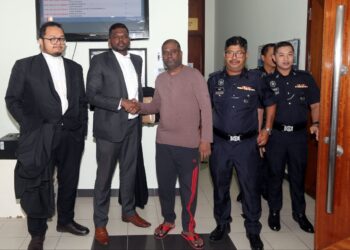 S. RAJA (tiga dari kiri) bersama dua peguam yang mewakilinya selepas Mahkamah Tinggi Ipoh hari ini melepaskan dan membebaskannya daripada pertuduhan mengedar dadah jenis methamphetamine dan memiliki racun nitrazepam, empat tahun lalu. - UTUSAN