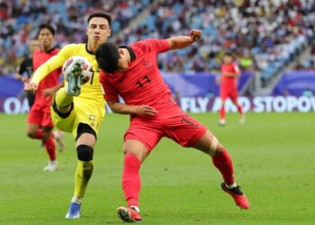 DION Cools bersaing dengan pemain tengah Korea Selatan, Hwang Hee-chan dalam saingan peringkat kumpulan  Piala Asia 2023 di Doha, sebelum ini. – AFP