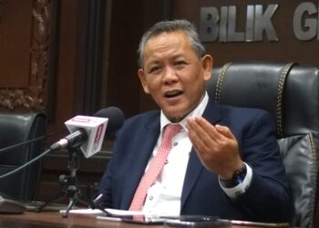 AMINUDDIN Harun pada sidang akhbar selepas mempengerusikan Mesyuarat Mingguan Exco di Wisma Negeri, Seremban hari ini.-UTUSAN/BADRUL HAFIZAN MAT ISA.