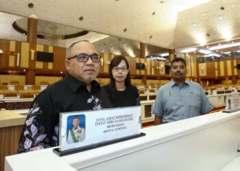 MOHAMMAD Zahir Abdul Khalid (kiri) meninjau keadaan Dewan sempena  Persidangan DUN Perak yang akan bermula 23 Februari ini. - UTUSANN/MUHAMAD NAZREEN SYAH MUSTHAFA