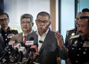 SAIFUDDIN Nasution Ismail ketika sidang akhbar di Putrajaya. - UTUSAN/FAIZ ALIF ZUBIR