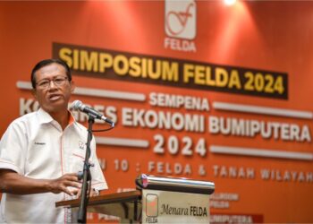 AHMAD Shabery Cheek berucap pada penutup Simposium Felda 2024 sempena Kongres Ekonomi Bumiputera 2024 di  Menara Felda Kuala Lumpur, semalam. – UTUSAN/ M FIRDAUS M JOHARI