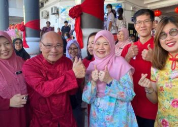 FADHLINA Sidek bergambar bersama ahli Parlimen dan ADUN serta guru selepas majlis penyerahan cek cura BAP Peringkat Negeri Selangor di Sekolah Menengah Jenis Kebangsaaan Yu Hua, Kajang, hari ini.