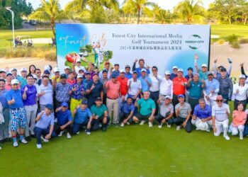 PARA pemain dari media tempatan dan antarabangsa bergambar sebelum melakulan 'tee off' di lapangan Legacy, Forest City Golf Resort, Gelang Patah, Johor, baru-baru ini.