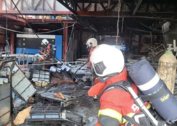 ANGGOTA bomba sedang melakukan kerja ventilasi dalam kejadian letupas gas acetylene di Taman Perindustrian Puchong, pagi tadi.- IHSAN BOMBA