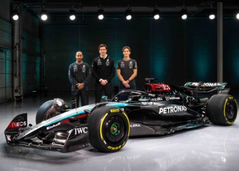 Pasukan Mercedes (dari kiri), Lewis Hamilton, Toto Wolff dan George Russell bersama jentera baharu pasukan itu Mercedes-AMG F1 W15 E yang akan digunakan untuk perlumbaan musim  2024. – AFP