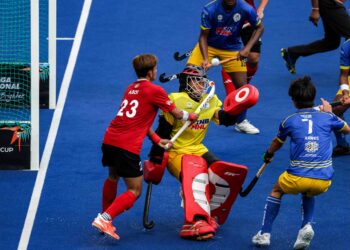 PEMAIN TNB, Muhammad Azrai Aizad Abu Kamal (kiri) cuba menjaringkan gol sambil dihalang penjaga gol JM Antsbees, Wan Jun Yong dalam aksi Liga Hoki Malaysia di Stadium Hoki Nasional Bukit Jalil, Kuala Lumpur, semalam. – UTUSAN/MUHAMAD IQBAL ROSLI