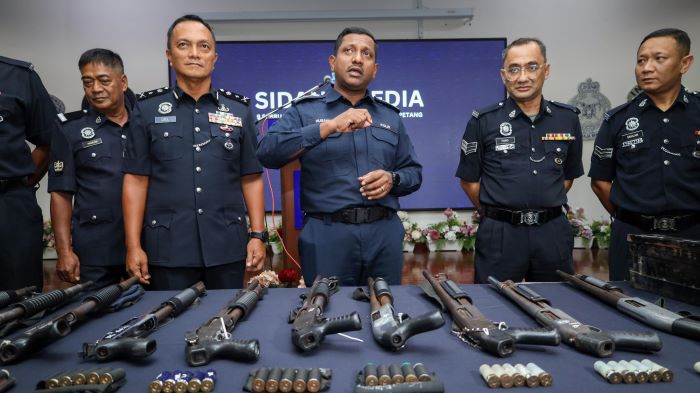 11 pengawal keselamatan dicekup simpan pump gun secara salah