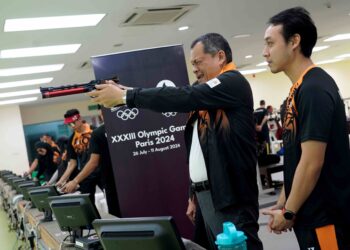 HAMIDIN Mohd. Amin yang juga Ketua Kontinjen Negara ke Sukan Olimpik Paris 2024 cuba membidik sasaran semasa bertemu atlet menembak, Johnathan Wong Guanjie (kanan) melakukan persiapan di Bukit Jalil, Kuala Lumpur, kelmarin. – UTUSAN/FAUZI BAHARUDIN