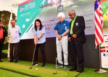 LOKMAN Ishak (kiri) menyaksikan Hannah Yeoh melakukan putting tanda perasmian PNAGS 2024 di The Mines Golf Resort, Seri Kembangan. Turut sama Asmat Kamaludin (dua, kanan); Mohd. Anwar Mohd. Nor (dua, kiri) dan Isac Saminathan.