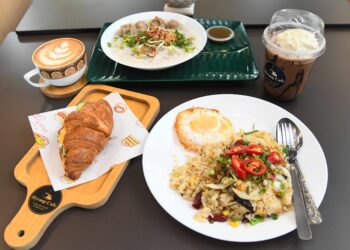 BAKSO menjadi antara sajian yang diminati pengunjung di Hyroop Cafe, Jejawi, Perlis, yang menampilkan rasa yang tersendiri.