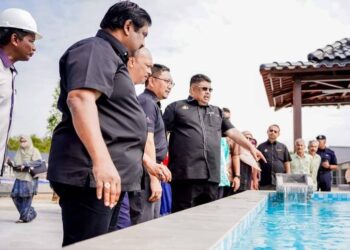 AB. RAUF Yusoh (kanan) melawat tapak projek Kompleks Air Panas Gadek, Alor Gajah, Melaka.