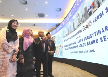 MOHD. NOORAZAM Osman (dua dari kanan) melihat  paparan skrin tentang Portal GeoJB 3.0  sempena Ulang Tahun Perisytiharan MBJB Ke-30 di Menara MBJB, Johor Bahru.