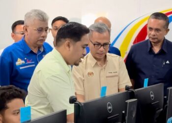 FAHMI Fadzil (tengah) hadir pada program Pusat Ekonomi Digital Keluarga Malaysia (PEDi) Felda Bukit Goh di Kuantan, Pahang. - UTUSAN/DIANA SURYA ABD WAHAB