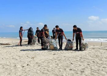 SEBAHAGIAN pelajar ILP Kuala Terengganu  mengutip sampah pada program Wira Kesuma Cintai Alam Sekitar di Pantai Seberang Takir, Kuala Nerus, hari ini. - UTUSAN/TENGKU DANISH BAHRI TENGKU YUSOFF