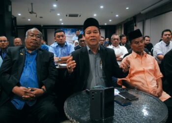 ZULKIFLI Mohammed (dua dari kanan) mengadakan sidang akhbar selepas Bengkel Pengurusan Kesatuan Sekerja 2024 di Banda Hilir, Melaka. - UTUSAN/AMRAN MULUP