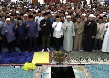 LEBIH 3,000 jemaah hadir ‘Subuh macam Jumaat’ bersama Tengku Hassanal Ibrahim Alam Shah di Masjid Negeri Sultan Ahmad 1 di Kuantan, Pahang. - UTUSAN/ DIANA SURYA ABD WAHAB