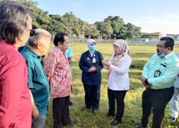 AHMAD Maslan (berbaju batik) diberikan penerangan tentang cadangan projek menaik taraf Hospital Pontian di Hospital Pontian.