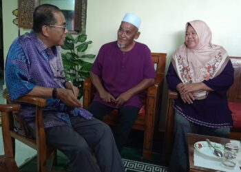 MOHAMED KHALED Nordin (kiri) mengunjungi seorang veteran Angkatan Tentera Malaysia (ATM) di Taman Aman, Kota Tinggi.