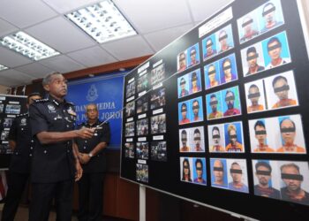 M. KUMAR menunjukkan gambar tokan dadah yang ditangkap dalam sidang media di IPK Johor, Johor Bahru.