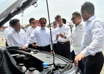 TENGKU Farok Hussin Tengku Abdul Jalal (dua, kanan) diberi taklimat mengenai kenderaan elektrik di Kuala Terengganu, hari ini. - UTUSAN/KAMALIZA KAMARUDDIN