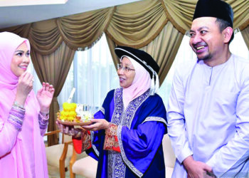 DARI Makmal Fakulti Sains Gunaan Ke Istana, Dekan Fakulti Sains Gunaan, Prof. Dr. Farida Zurina Mohd. Yusof mempersembahkan produk penyelidikan kepada Tengku Permaisuri Selangor Tengku Permaisuri Hajah Norashikin Abdul Rahman.