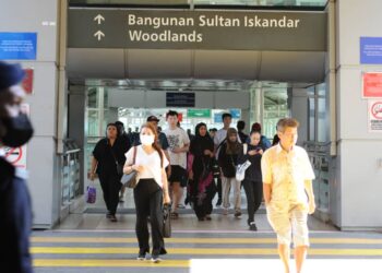 SEBAHAGIAN pengembara dari Singapura  memasuki negara ini melalui CIQ BSI, Johor Bahru.