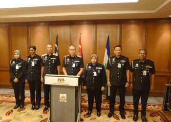 BAHARUDDIN Tahir mengadakan sidang akhbar selepas meninjau Inisiatif Mengatasi Kesesakan di Kompleks Kastam, Imigresen dan Kuarantin (CIQ) Bangunan Sultan Iskandar (BSI) dan Kompleks Sultan Abu Bakar (KSAB) di Iskandar Puteri.