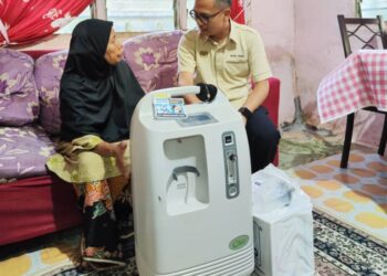 FAHMI Fadzil menyampaikan mesin bantuan pernafasan bernilai RM4,000 kepada Raja Maharani Raja Jaafar di Kampung Rantau Panjang, Lanchang di Temerloh, Pahang.