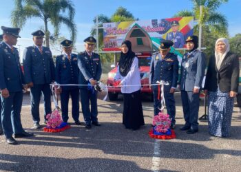 WAN MOHAMMAD ZAIDI Wan Isa (empat dari kiri) memotong riben sebagai simbolik penerimaan empat buah bot yang diberikan YaPEIM di Ibu Pejabat JBPM Pahang, Indera Mahkota di Kuantan, Pahang. - UTUSAN/NORHAFIZAN ZULKIFLI