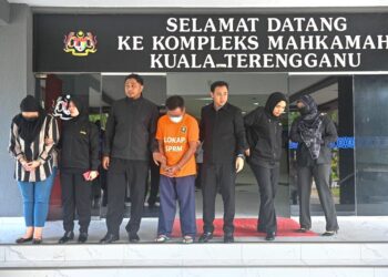 GURU besar (kanan) bersama pengurus dan penyelia syarikat dibawa keluar dari Kompleks Mahkamah Kuala Terengganu, hari ini. - UTUSAN/PUQTRA HAIRRY ROSLI